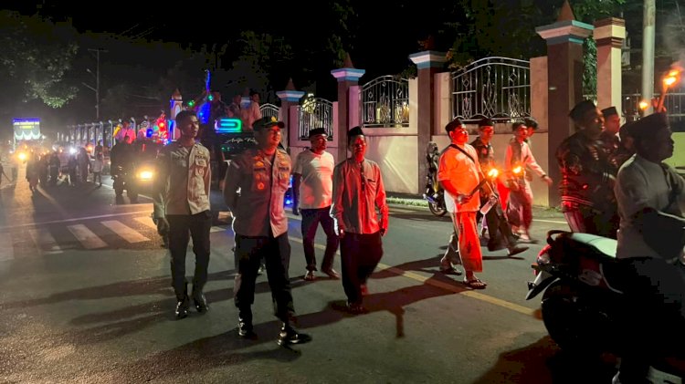 Kehadiran Kapolres Flores Timur AKBP Adhitya Octorio Putra Semarakkan Pawai Obor Idul Adha 1447 H