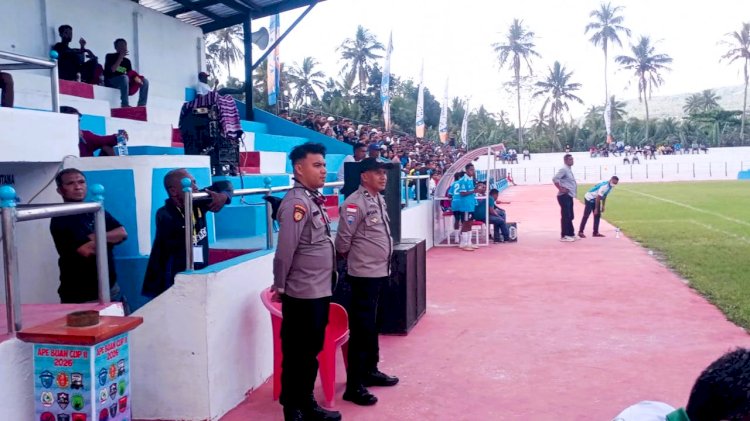 Personel Polsek Adonara Kawal Jalannya Ape Buan Cup II, Aman hingga Peluit Akhir