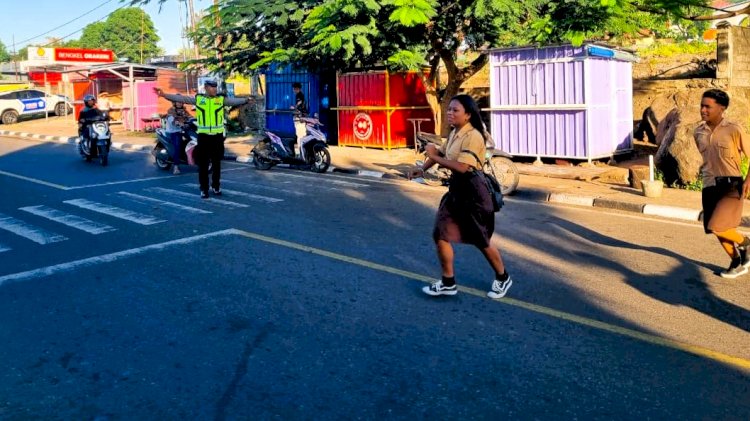Mengawali Hari dengan Kepedulian, Satlantas Polres Flores Timur Hadir Menjaga Keselamatan di Jalan