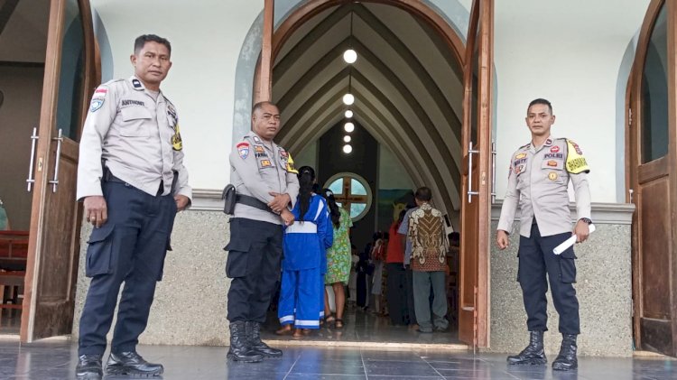 Hangatnya Sambut Baru di Lewolaga, Personel Polsek Titehena Hadir Menjaga Sukacita Umat