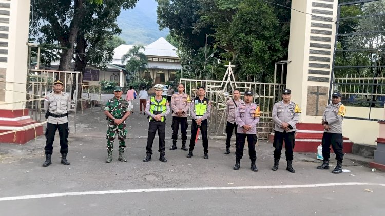 Dalam Hening Doa Corpus Christi, Polres Flores Timur Setia Menjaga Ruang Ibadah