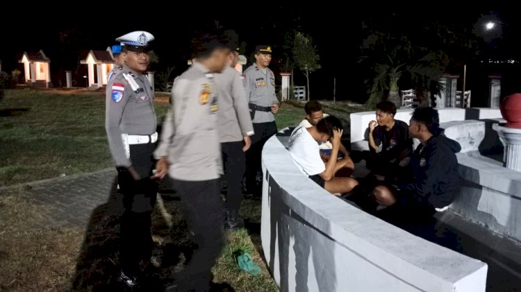 Sambangi Warga dan Pemuda, Patroli Malam Polres Flores Timur Kedepankan Pendekatan Humanis