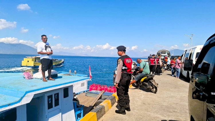 Hadir di Pelabuhan, Sat Samapta Polres Flores Timur Pastikan Aktivitas Penyeberangan Berjalan Kondusif