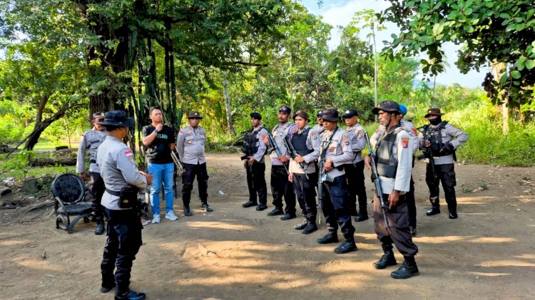 Patroli Jalan Kaki TNI-Polri Wujudkan Situasi Aman dan Kondusif di Dusun Bele