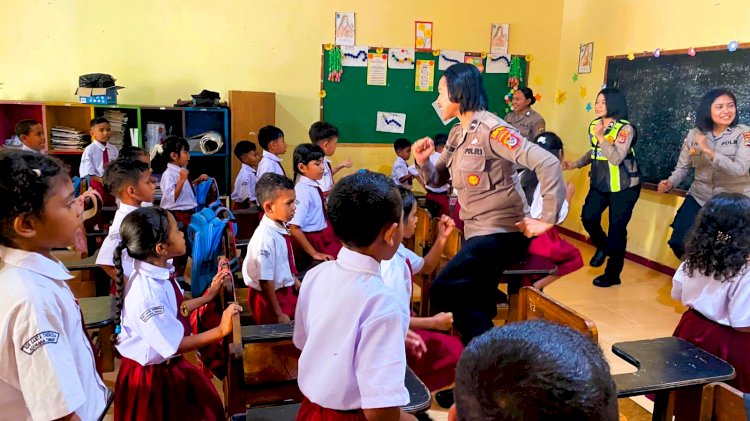 Sentuhan Humanis Polwan Polres Flores Timur Pulihkan Keceriaan Anak-Anak SDK St. Theresia Bele