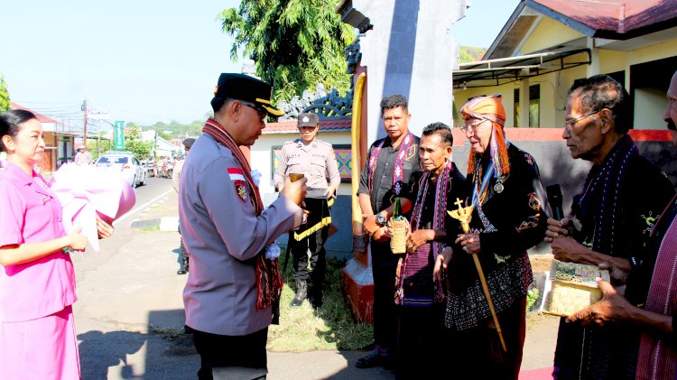 Polres Flores Timur Gelar Tradisi Penyambutan Kapolres Baru