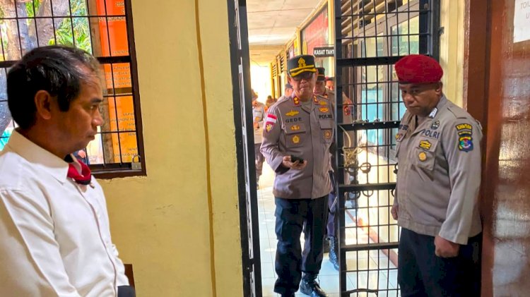 Kapolres Flores Timur AKBP Gede Putra Yase Sidak Ruang Tahanan, Pastikan Keamanan dan Kondisi Tahanan Terjaga