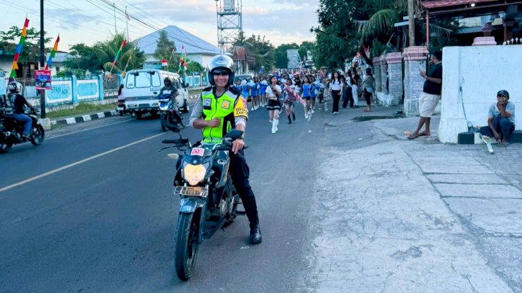 Bhabinkamtibmas Aiptu Thomas Raya Kawal Jalan Santai Warga, Suasana Aman dan Kebersamaan Terjaga