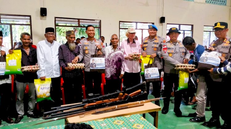 Wakapolda NTT Serahkan 85 Paket Bansos, Perkuat Semangat Persaudaraan Lowonara–Bele