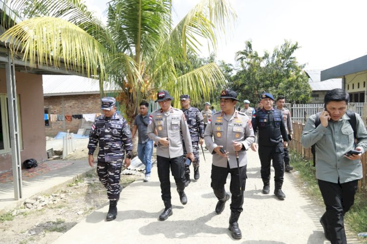 Kapolda NTT Tinjau Rumah Warga Terdampak Gempa, Salurkan Bantuan Sosial