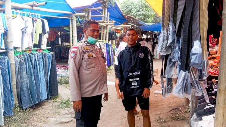 Patroli di Pasar Boru, Bhabinkamtibmas Ajak Warga Waspada Gempa dan Aktivitas Lewotobi