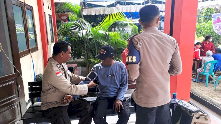 Dokkes Polres Flotim Turut Dukung Pelayanan Kesehatan Warga Terdampak Bencana di Nagekeo