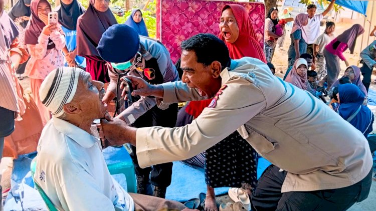 Tim Kesehatan Polres Flores Timur Hadir Layani Pengungsi Korban Gempa di Aesesa