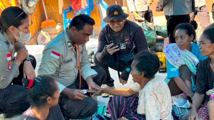 Tim Kesehatan Polres Flores Timur Layani Warga di Lokasi Pengungsian