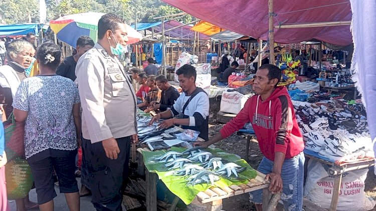 Patroli Humanis di Pasar Boru, Bhabinkamtibmas Terus Ingatkan Warga Aktivitas Gunung Lewotobi