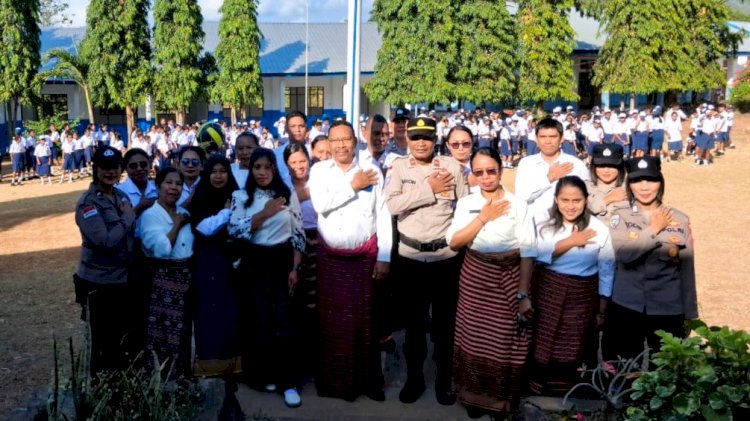 Upacara Bendera di SMPN 2 Larantuka, Sat Binmas Polres Flotim Ajak Pelajar Jauhi Bullying