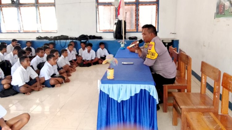 Pesan Sederhana dari Bhabinkamtibmas untuk Pelajar SMPN 1 Solor Timur: Stop Bullying, Jaga Pertemanan