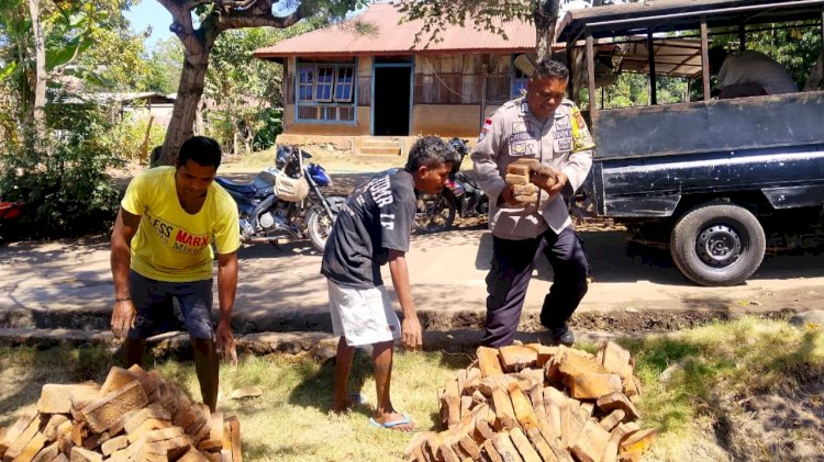 Sambang dengan Cara Berbeda, Aipda Semarno Bantu Warga Sambil Sampaikan Pesan Kamtibmas