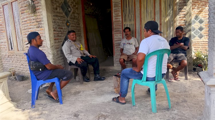 Dari Rumah Warga, Bhabinkamtibmas Nawokote Titip Pesan Aman di Tengah Ancaman Erupsi