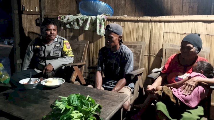 Dari Rumah Warga, Bhabinkamtibmas Pante Oa Titip Pesan Jaga Keamanan