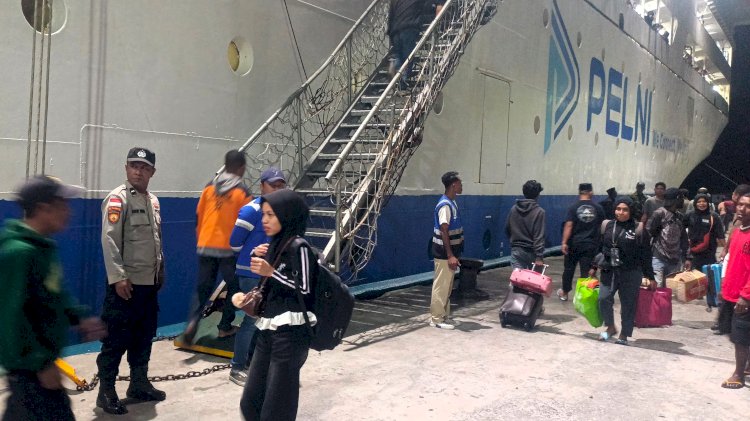 KM Tidar Singgah di Larantuka, Polres flores Timur Pastikan Debarkasi dan Embarkasi Aman