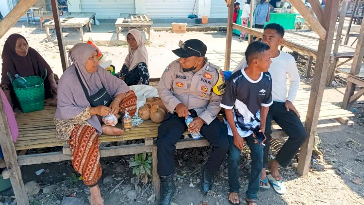 Sambang Warga di Pasar Baniona, Bhabinkamtibmas Rawat Suasana Tetap Kondusif