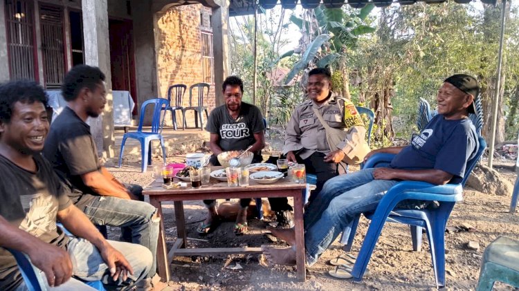 Bhabinkamtibmas Nawokote Sambangi Keluarga Duka, Rawat Kebersamaan Warga
