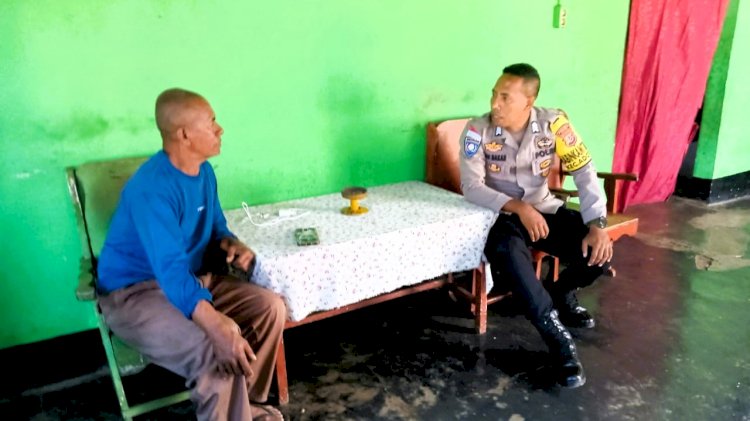 Duduk Bersama Warga, Bhabinkamtibmas Adonara Timur Titip Pesan Jaga Kamtibmas