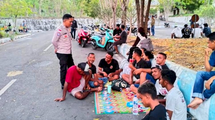Berdialog di Pelabuhan, Bhabinkamtibmas Bangun Kepercayaan Bersama Warga