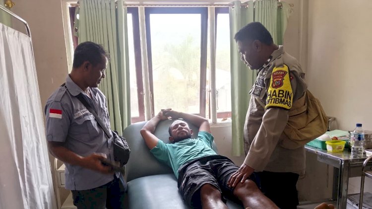 Langkah Kecil Penuh Arti, Bhabinkamtibmas dan Sekdes Nawokote Dampingi Warga Berobat
