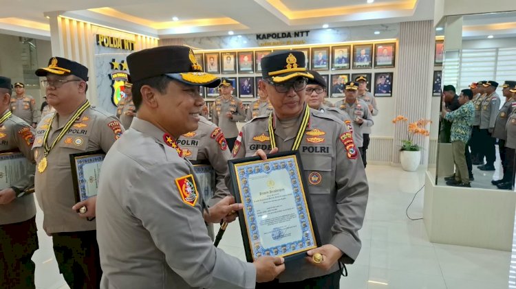 Kapolres Flores Timur AKBP Gede Putra Yase Terima Penghargaan atas Keberhasilan Penanganan Konflik Sosial di Adonara Timur