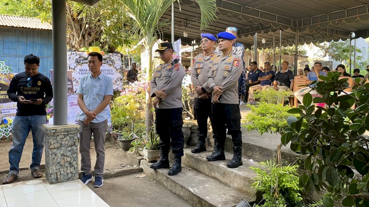 Turut Berduka Cita, Kapolres Flores Timur Sambut Kedatangan Jenazah Bharatu Valdo