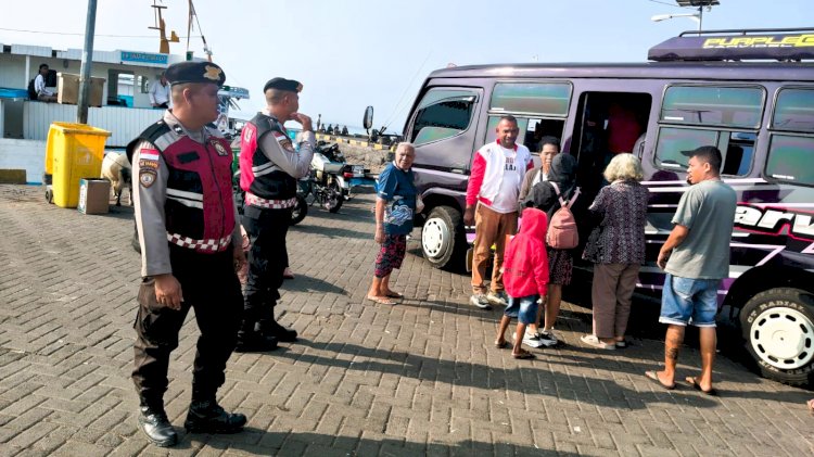 Patroli Harkamtibmas, Sat Samapta Polres Flotim Jaga Ketertiban di Pelabuhan Larantuka