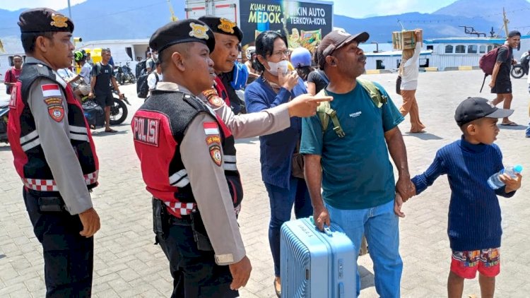 Sat Samapta Polres Flores Timur Hadir Jaga Ketertiban di Pelabuhan dan Pusat Kota