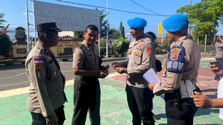 Usai Apel Pagi, Wakapolres Flores Timur Bersama Propam Gelar Penegakan Ketertiban Personel