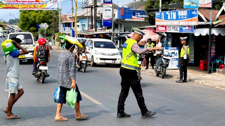 Aktivitas Pasar Meningkat, Sat Lantas Polres Flotim Atur Lalu Lintas di Pasar Inpres Larantuka