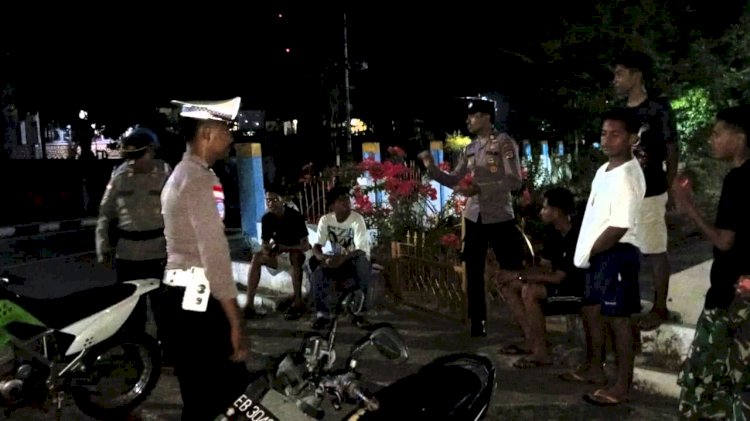 Patroli Malam Humanis, Polres Flores Timur Bangun Kedekatan dengan Masyarakat