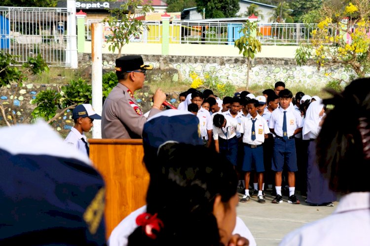 Jadi Inspektur Upacara, Pesan Kapolres Flores Timur untuk Pelajar: Jadilah Teman, Bukan Perundung