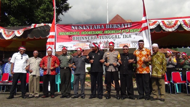 APEL KEBHINNEKAAN DI LAPANGAN KANTOR BUPATI FLOTIM