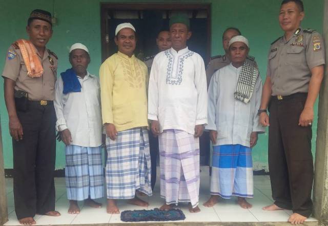 Tim II  Postoh  melaksanakan Sholat Dhuhur di Masjid Al - Munawaroh Delang Desa Tiwatobi Kec. Ile Mandiri Kab. Flotim