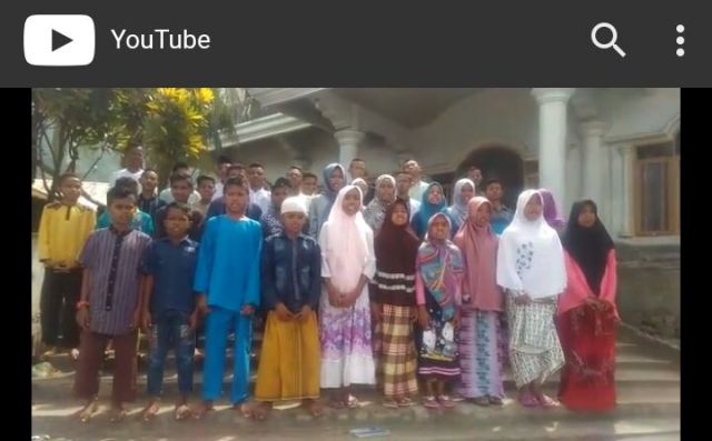 Para santri dan Santri Wati Masjid Agung As syuhada Larantuka memberikan Ucapan Selamat Hut Polri Yang ke 71