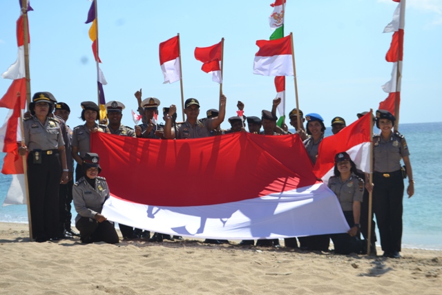 Polres Flotim Bersama Bhayangkari Cabang Flotim Melaksanakan Giat Pengibaran Bendera Merah Putih Dalam Rangka HUT  Kemerdekaan RI  Ke – 72  Tahun  2017