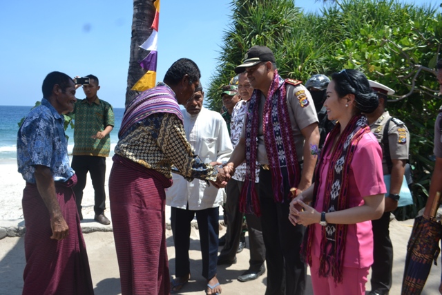 Kunjungan Kerja Kapolres Flotim dan Ibu Ketua Bhayangkari Cabang  Flotim ke Polsek Solor