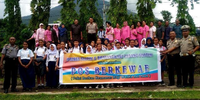 Stop Bullying dan Sosialisasi Pos Berkewae Oleh Tim Polres Flotim Bersama Bhayangkari Cabang Flotim di SMPN 1 Larantuka