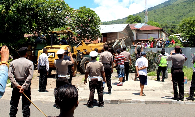 Kapolres Flotim Pimpin Pengamanan Eksekusi Tanah dan Bangunan di Kelurahan Postoh