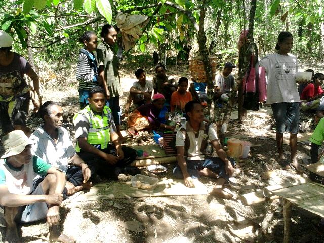 Jelang Pilgub 2018, Bhabinkamtibmas Desa Boru Terus Galakkan Sambang Warganya Suarakan Pilkada Damai dan Aman Serta Anti Hoax