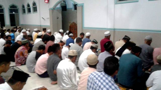 Personil Polsek Adonara Timur Melaksanakan Pengamanan Ibadah Sholat Taraweh di Masjid Baburrahman Waiburak – Adotim