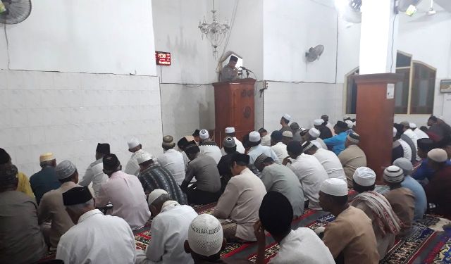 Berikan Rasa Aman dan Cegah Kejahatan, Polres Flotim Bersama Polsek Jajaran Laksanakan Pengamanan Sholat Tarawih di Masjid - Masjid
