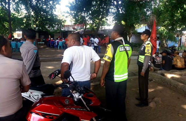 Personil Polres Flotim Bersama Pospol Tanjung Bunga Amankan Kampanye Dialogis Paket Marhaen