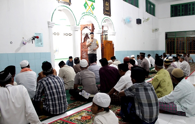 Safari Ramadhan, Kapolres Flotim Berikan Tauziah di Masjid Jami Al Ma’ruf Desa Lamahala Jaya Kec. Adotim